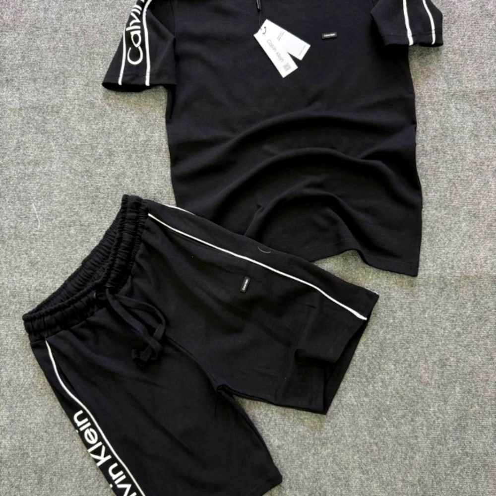 A matching up and down clavein klet  short pants and shirt